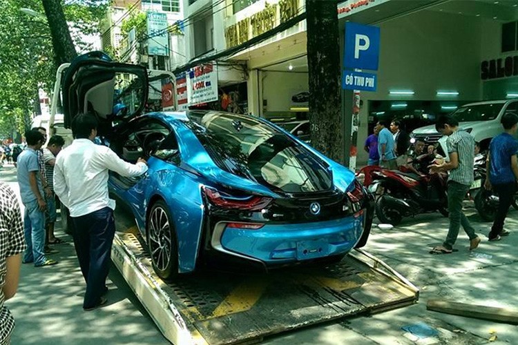 Khoảng đầu tháng 9 vừa qua, một chiếc siêu xe BMW i8 màu xanh ngọc độc nhất Việt Nam được chuyển từ TP HCM về Hà Nội.